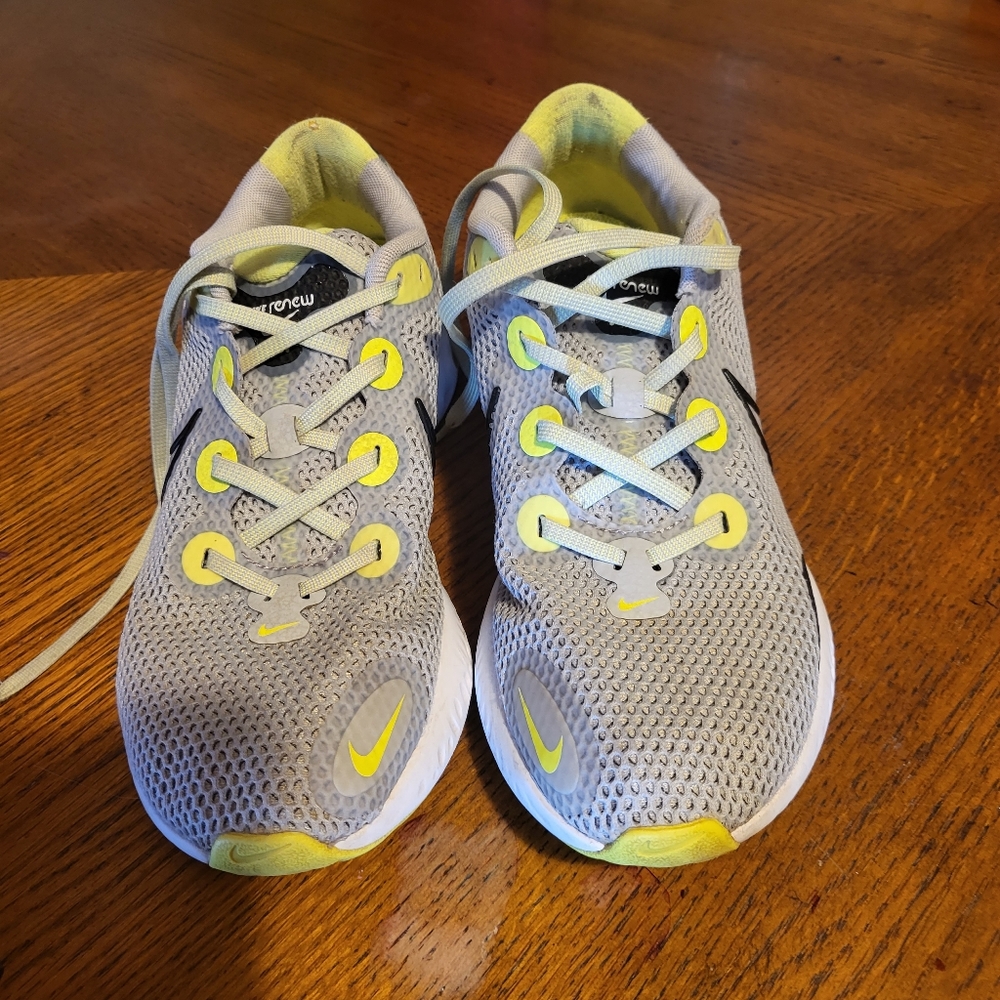 Nike tennis shoez